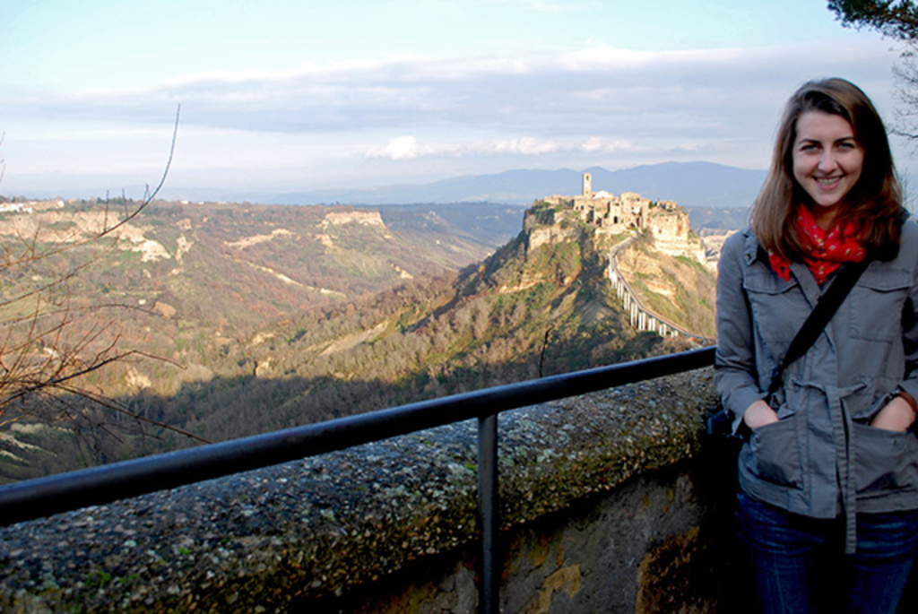 UI student Sydnesy Johnson stands with landscape of Civita di Bagnoregio in background