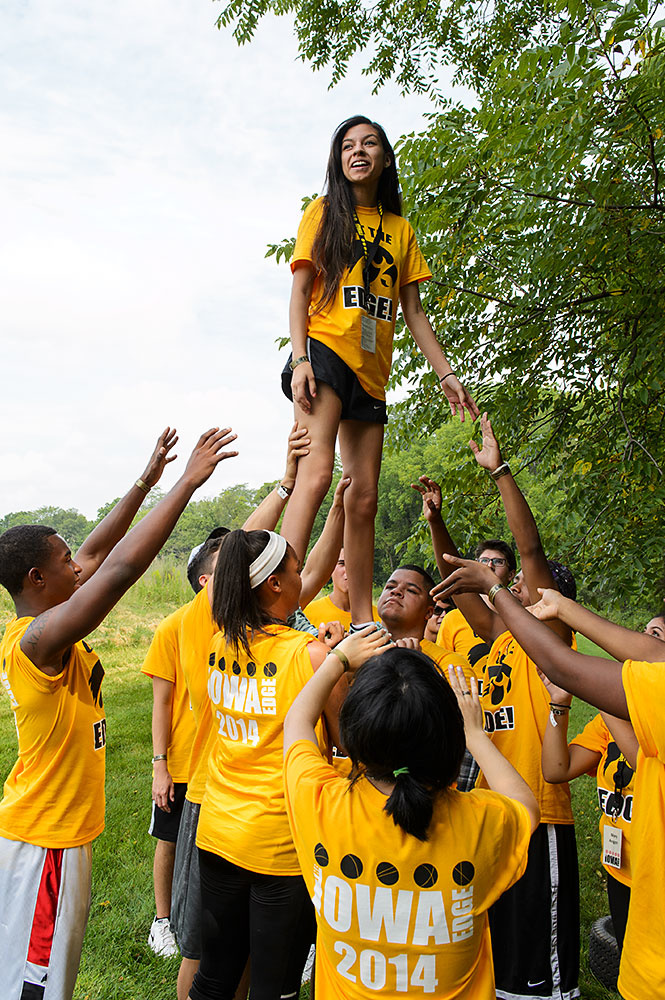 Students work together to help lift one of their peers up during a trust exercise – a good lesson about the importance of teamwork. In addition to getting to know other first-year students before the semester begins, first-year students in The Iowa Edge
