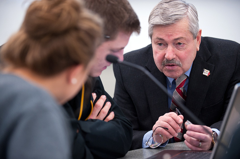 Gov. Terry Branstad collaborates with his student group.