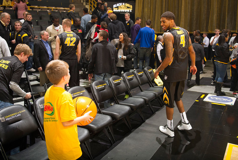 A young fan talks to Devin Marble.