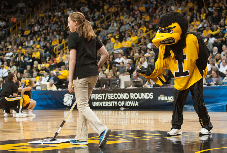 Herky entertains the crowd.