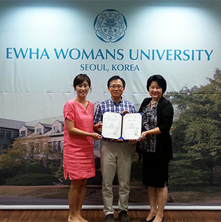 Sang-Seok is presented a folio from two representatives of Ewha