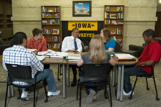 president obama meets with five university of iowa students