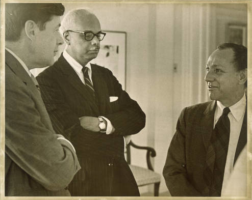 Former President Willard “Sandy” Boyd talks with Cyrus Colter, center, in 1970. Colter was a prominent law faculty member at Northwestern University and, later, an author.