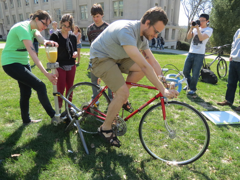 students power a blender with a bicycle to make a smoothie