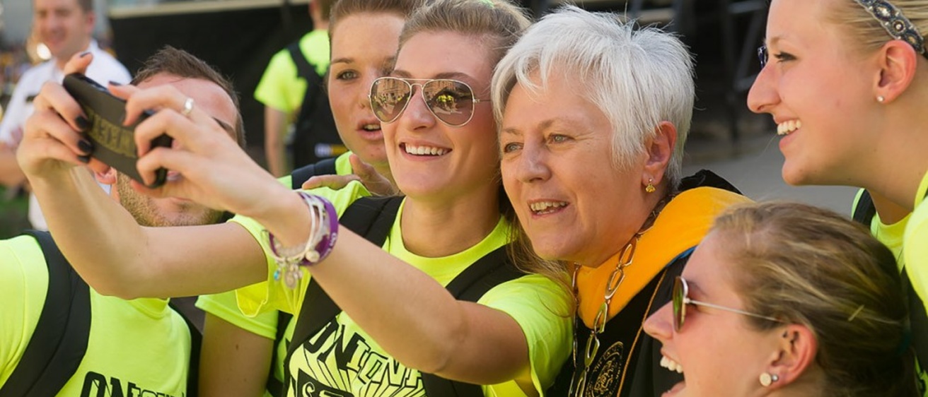 Students taking a selfie with President Mason.