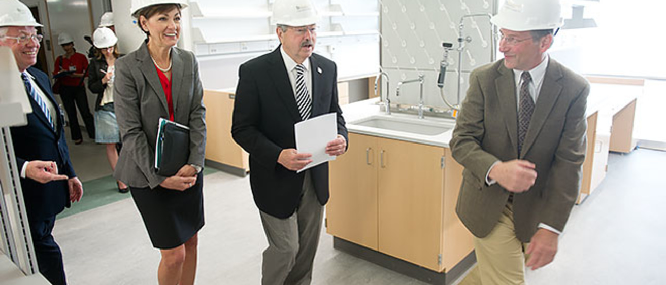 Gov. Terry Branstad gets a tour of the John and Mary Pappajohn Biomedical Discovery Building