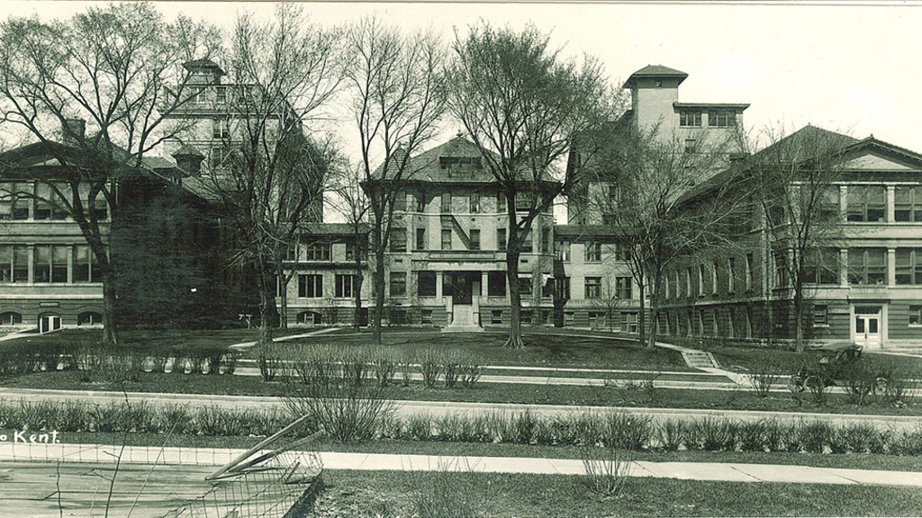 University_Hospital_The_University_of_Iowa_April_2_1920-1200px.jpg