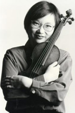 kia-hui tan posing with violin