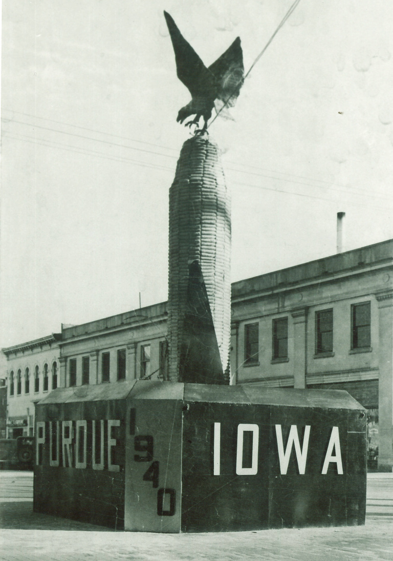 1940 corn monument