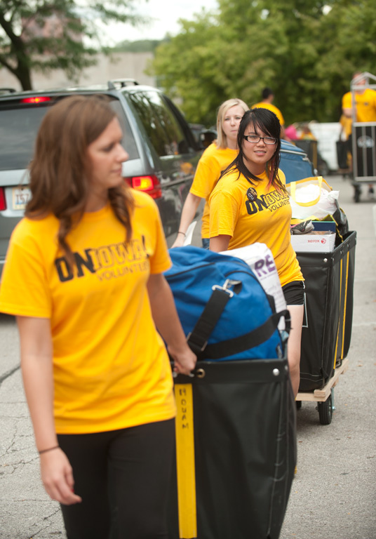 On Iowa volunteers helping studens move in to the residence halls.