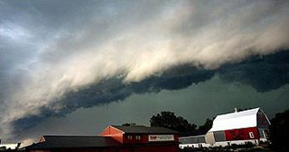 A shelf cloud along the leading edge of a derecho photographed in Minnesota