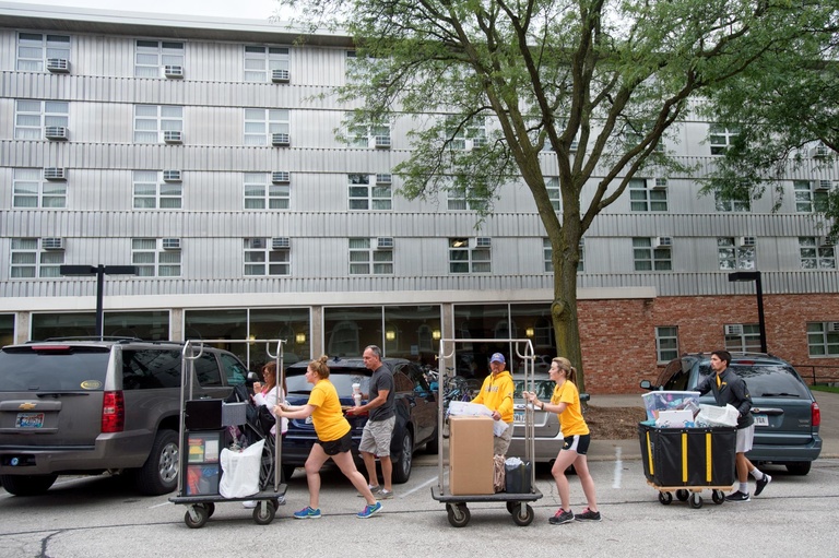 Volunteers help student move-in to UI residence halls