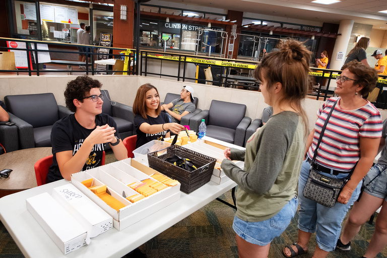 new student picking up keys on iowa move-in