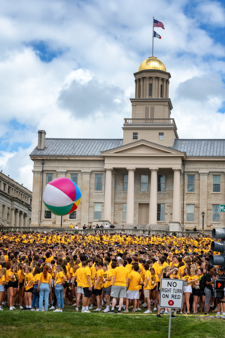 Students set up on the Pentacrest for their Block I photo and have some fun with a beach ball.