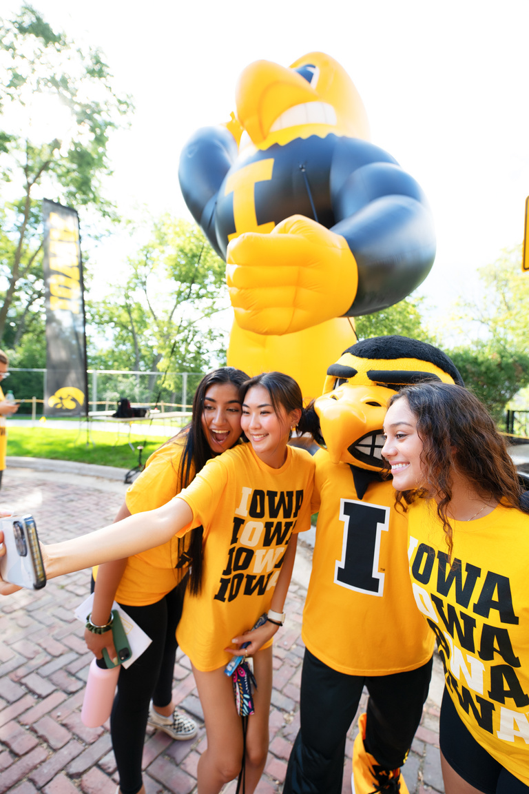 What better way to celebrate the start of the semester than with a selfie with Herky?