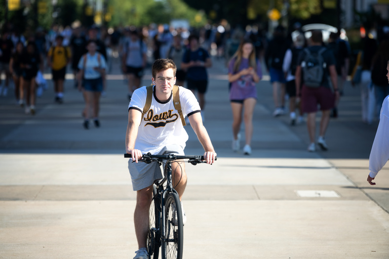Students head down the T. Anne Cleary Walkway during the first day of classes, fall 2022.