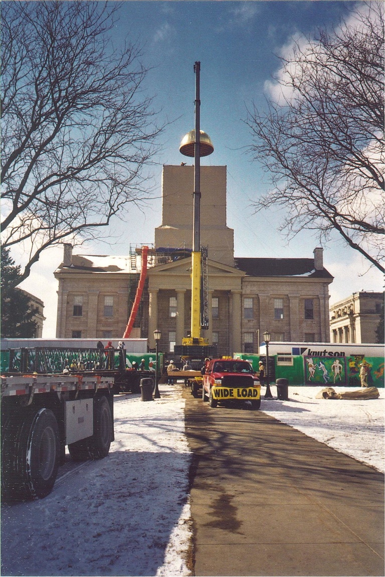 dome lowered onto Old Capitol