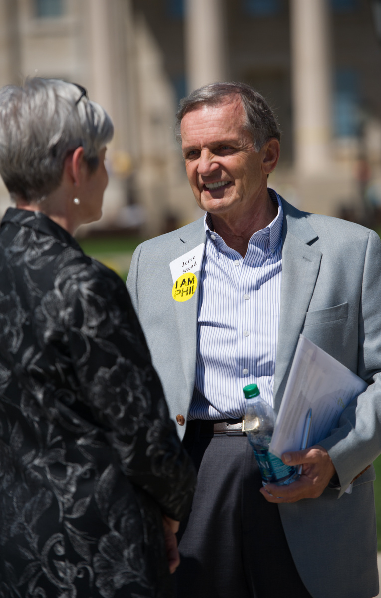 Phil's Day speaker Jerre Stead talks with Lynnette Marshall from the UI Foundation