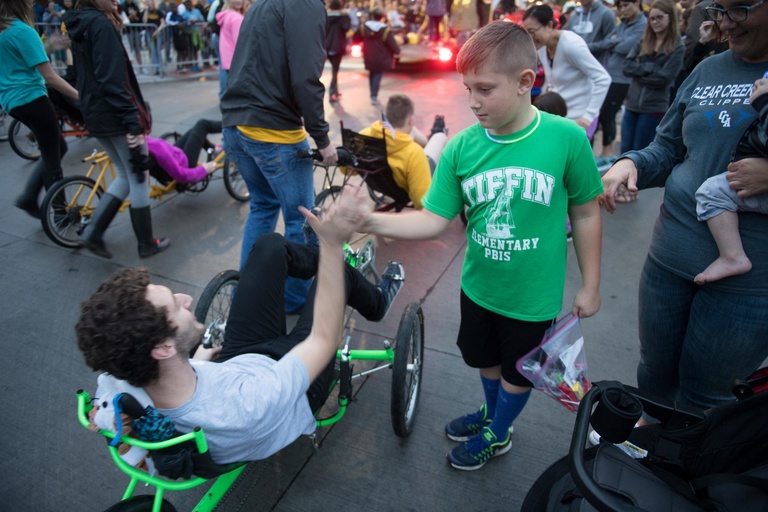 tiffin elementary student high fives recumbent cyclist