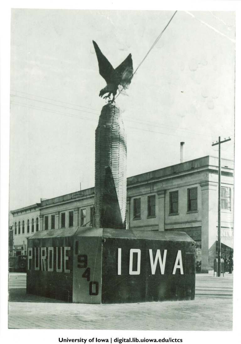 corn monument 1940
