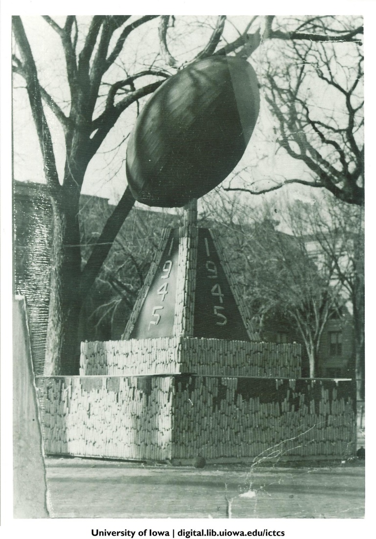 corn monument 1945