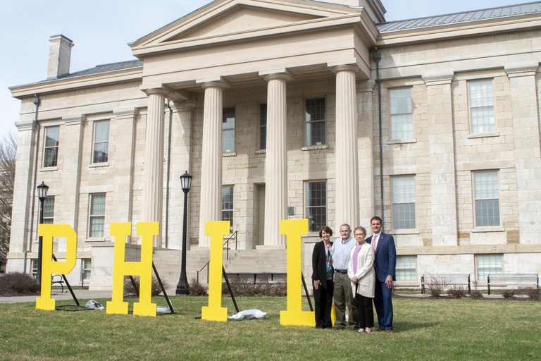 Athletico CEO and UI alumnus Mark Kaufman poses with his family outside the Old Capitol Building. Photo courtesy of UI Center for Advancement.