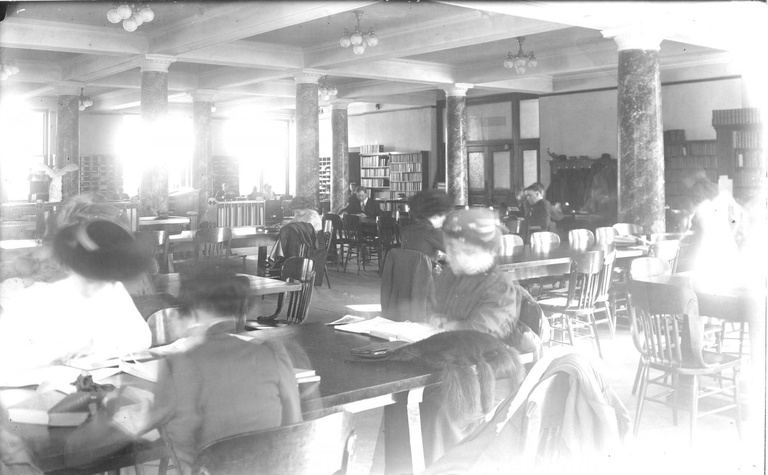 students in macbride library 1910