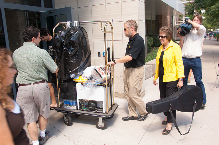 Sally Mason helps students move into the residence halls.