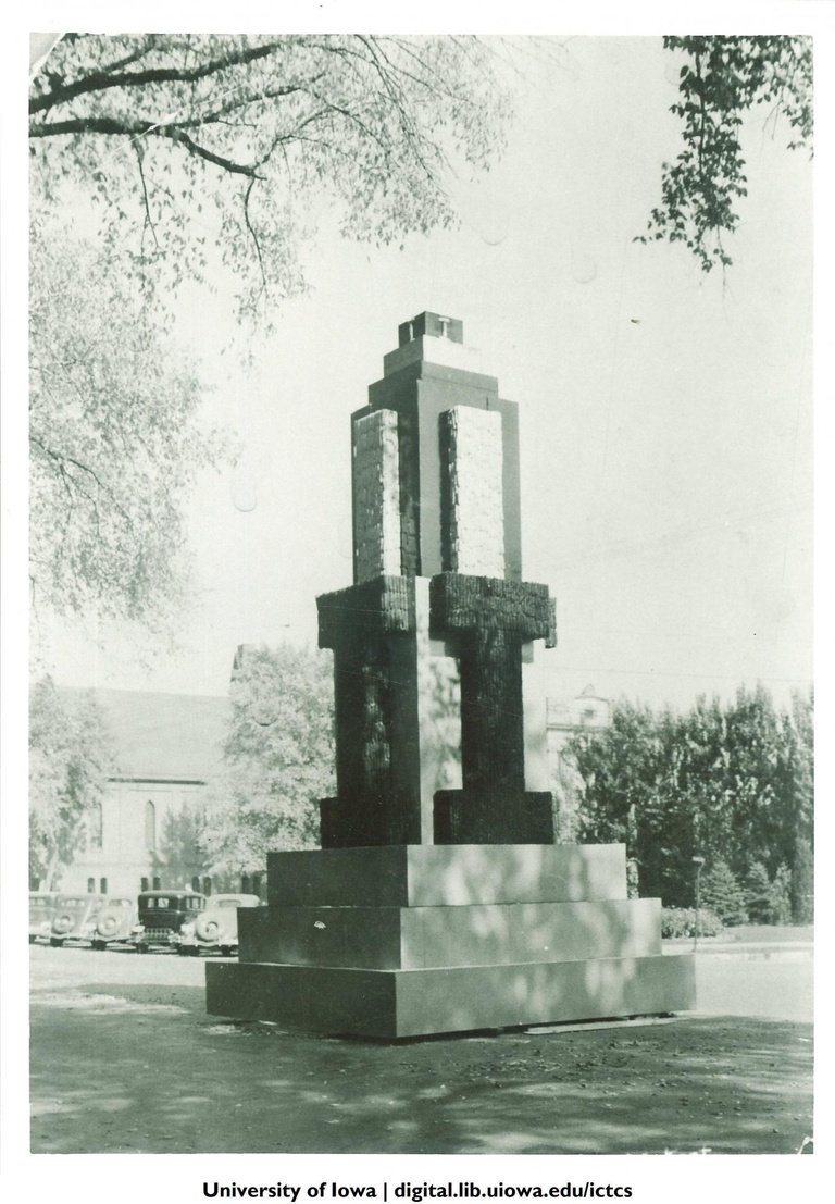 corn monument 1936