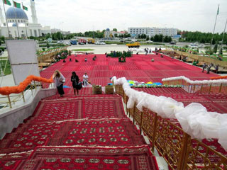 red turkmen carpets
