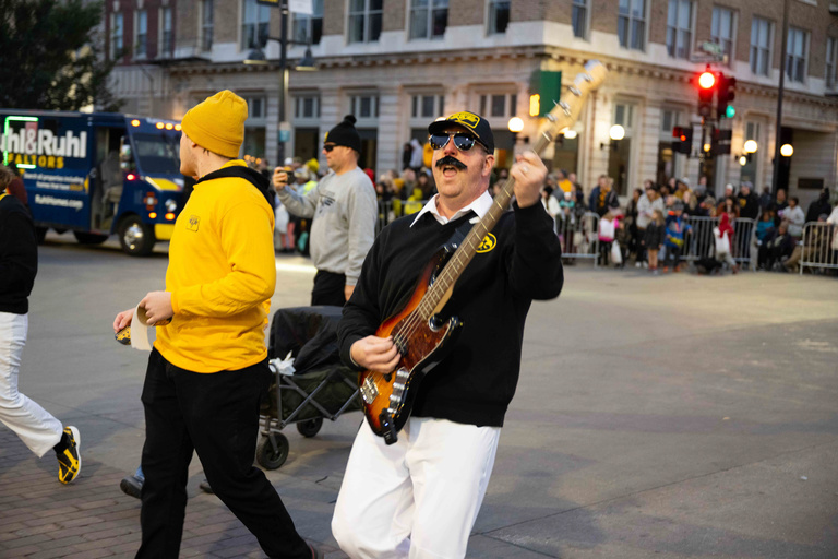 Photo of a Hayden Fry lookalike in the parade