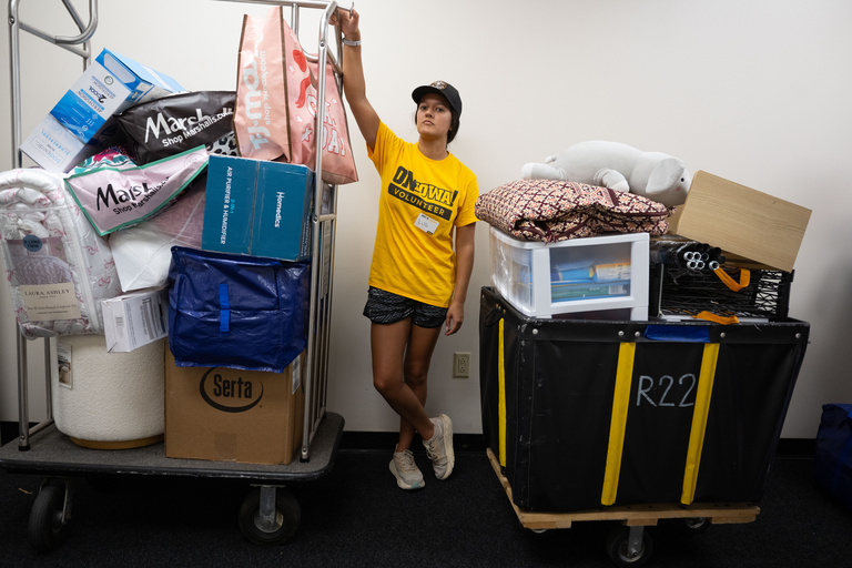 Student volunteer helping with move-in