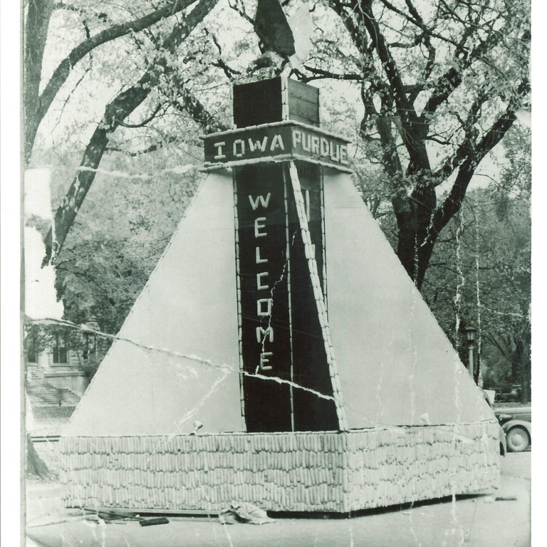 corn monument 1944