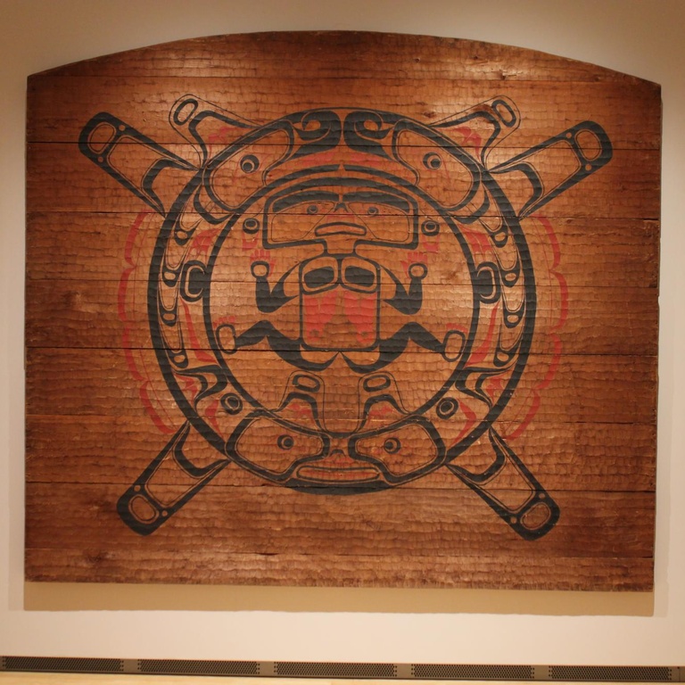 Don Smith, an artist of Cherokee descent, was named "Lelooska" when he was formally adopted by Nez Perce tribe and later as "Gixken" (chief of chiefs) by the Kwakwaka'wakw peoples of British Columbia. Smith's house screen is based on an identical image pa