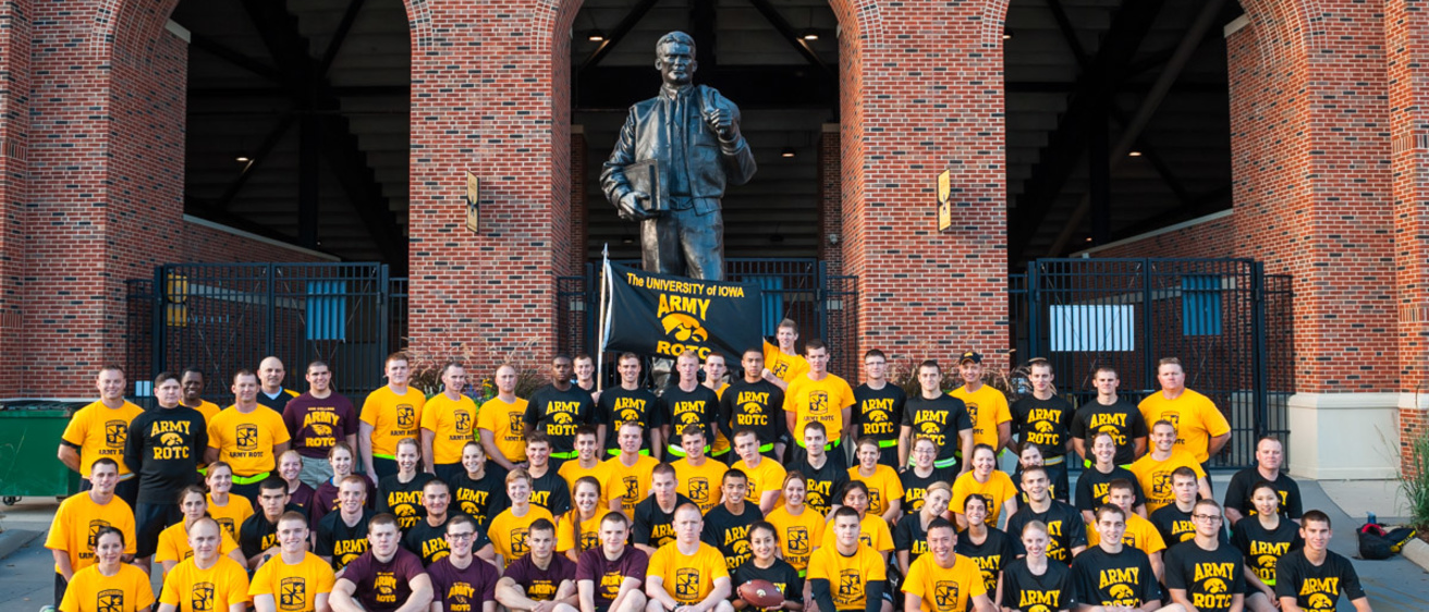 Group photo by the Nile Kinnick statue.