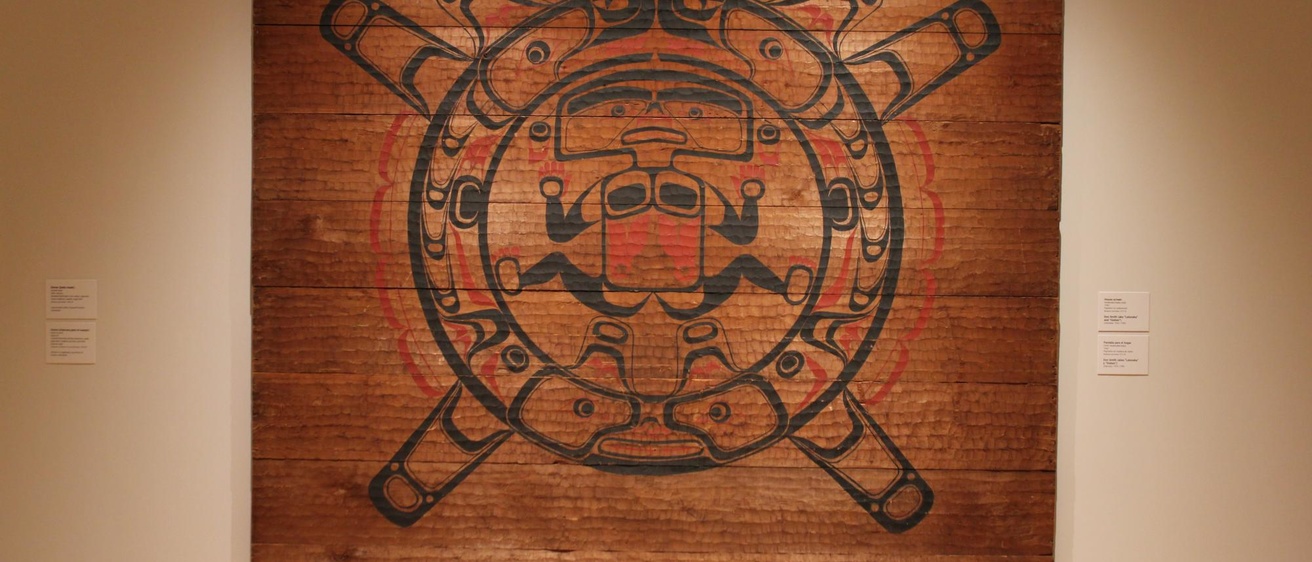 Don Smith, an artist of Cherokee descent, was named "Lelooska" when he was formally adopted by Nez Perce tribe and later as "Gixken" (chief of chiefs) by the Kwakwaka'wakw peoples of British Columbia. Smith's house screen is based on an identical image pa