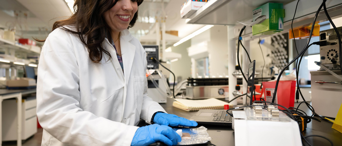 Valeria Cota works in her lab.