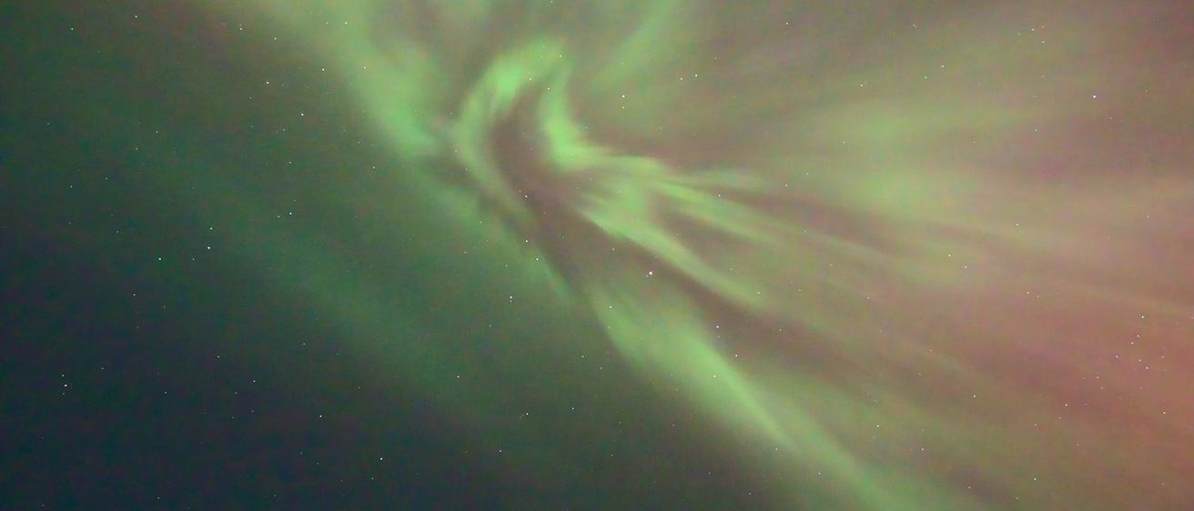 a photo of the Mother's Day geomagnetic storm, shot by StormChaserAmelia - Own work, CC BY-SA 4.0, https://commons.wikimedia.org/w/index.php?curid=148271060