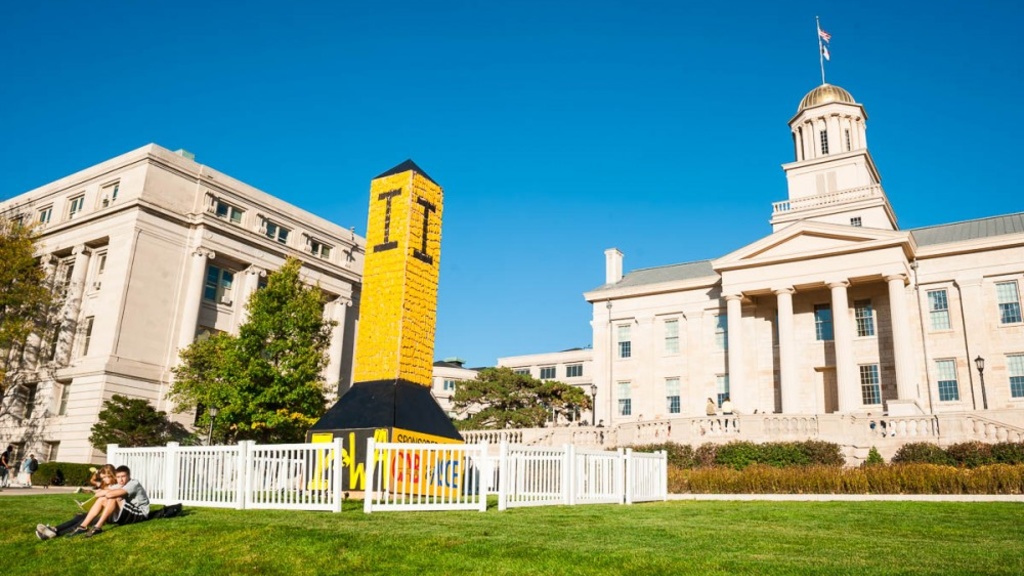 2014 corn monument on the pentacrest