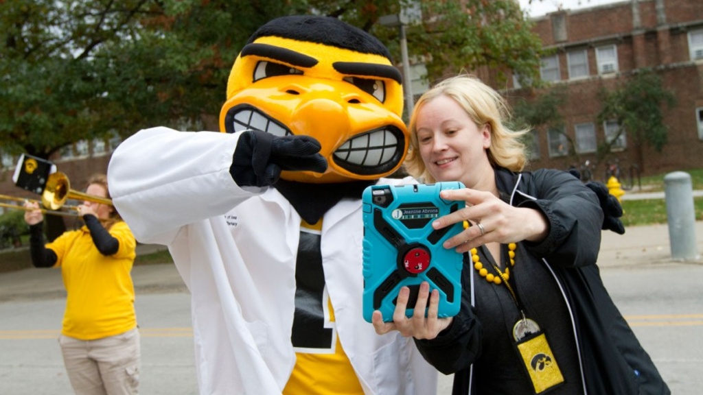While the Hawkeye Marching Band entertained the crowd outside the College of Pharmacy at lunchtime on Friday, 10/17, Herky and Jeanine Abrons, clinical assistant professor in the college, paused for a selfie.