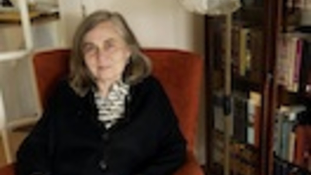 Portrait of Marilynne Robinson in book-lined room.