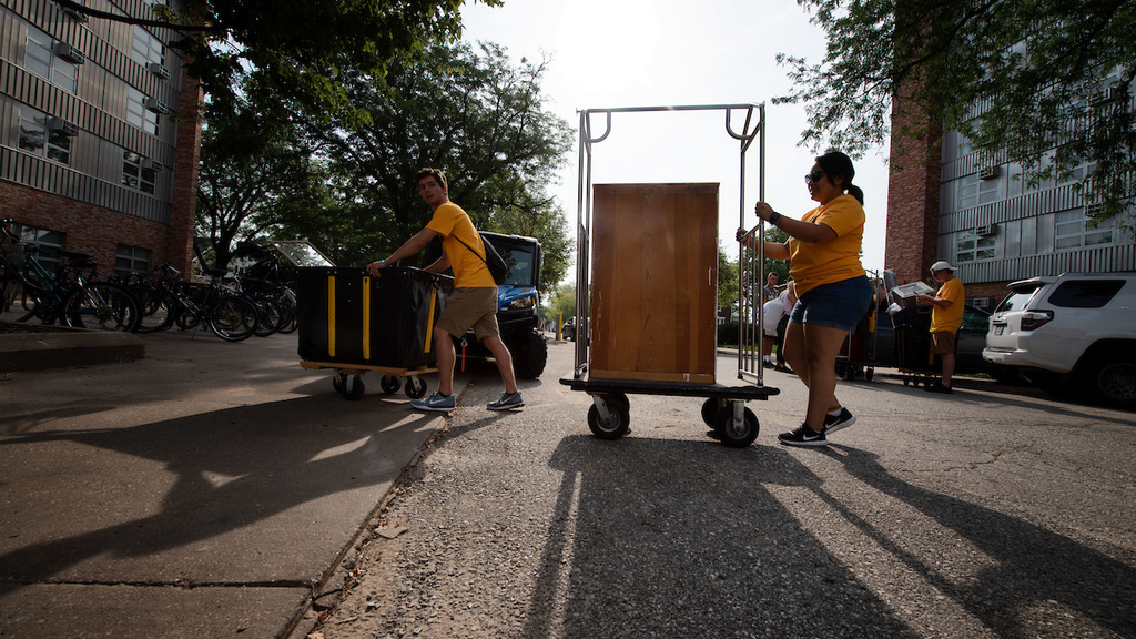 scenes from the university of iowa residence halls during move-in 2018