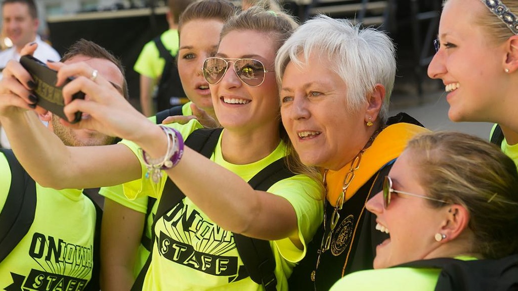 President Mason takes a selfie with UI students.