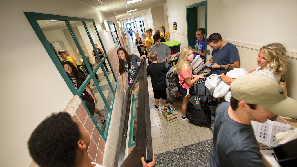 people during move-in 2017